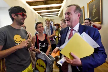 Neodhadl jsem reakci, omlouvám se, řekl rektor Zima. Kvůli kritizované smlouvě lidé přesto žádají jeho odvolání