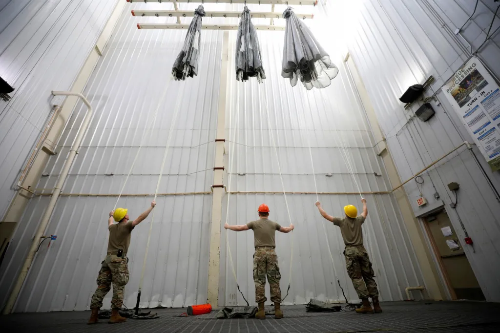 Příprava výsadku 82. výsadkové divize americké armády během cvičení v Kolumbii