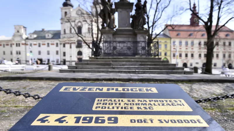 Evžen Plocek – 4. 4. 1969 oběť svobodě, připomíná pamětní deska na jihlavském náměstí