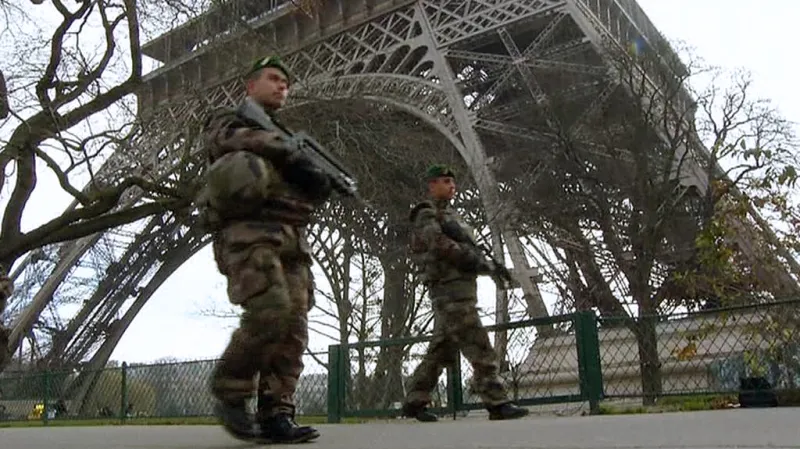 Hlídka u Eiffelovy věže