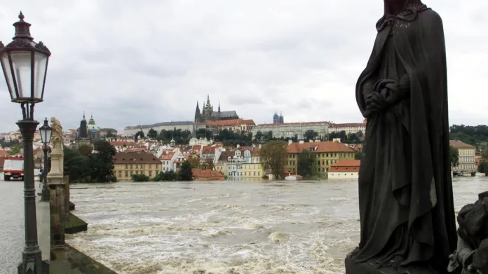 Vltava se rozlila i po Malé Straně v Praze. Černé scénáře se nevyplnily a většině historického centra se řeka vyhnula