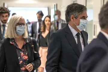 Francouzský expremiér Fillon zpronevěřil veřejné prostředky. Soud mu uložil pět let vězení