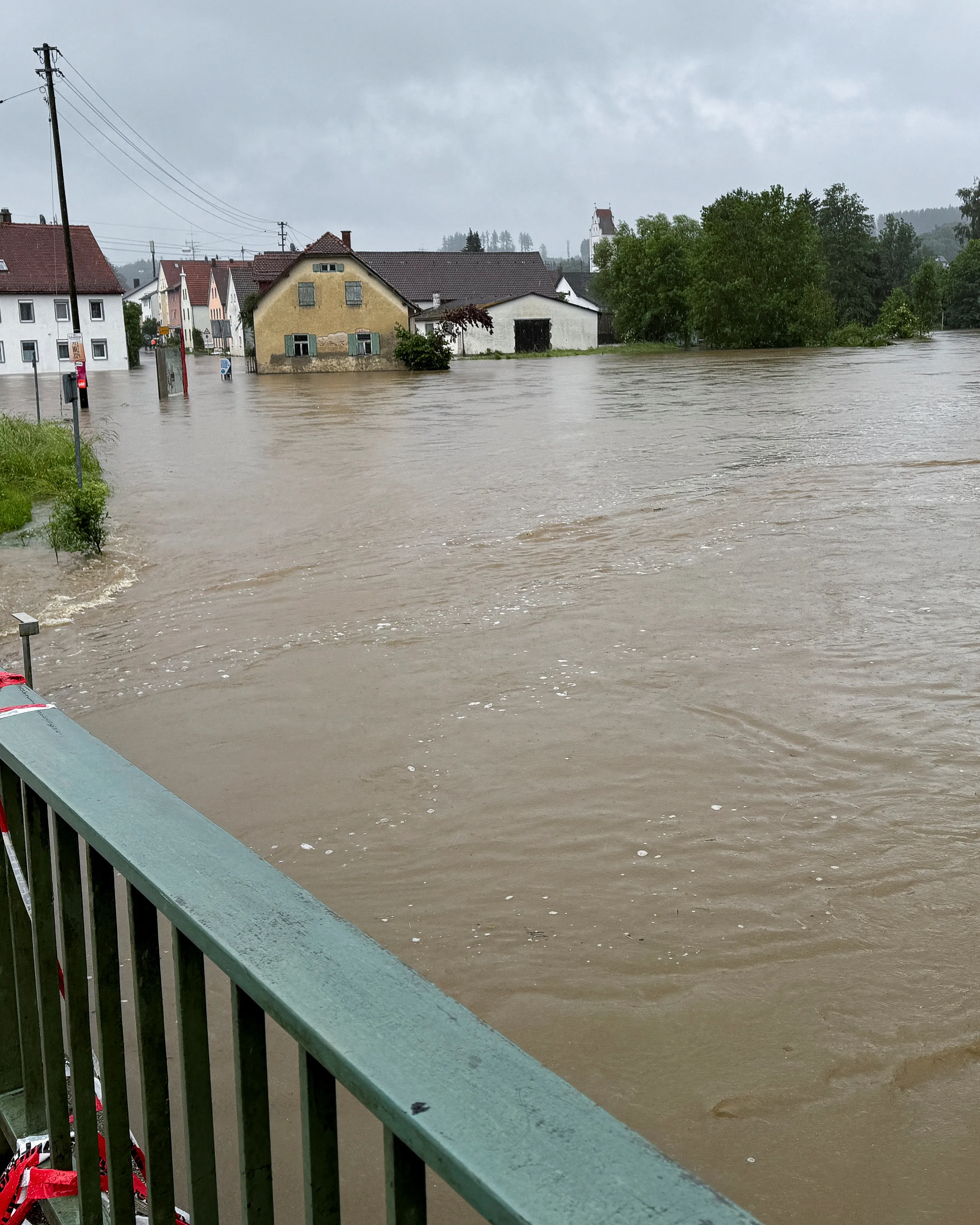 Několik bavorských okresů vyhlásilo kvůli silným dešťům stav katastrofy. Zasahoval i vrtulník