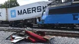 Poškozené vlakové soupravy na místě železniční nehody v Pardubicích