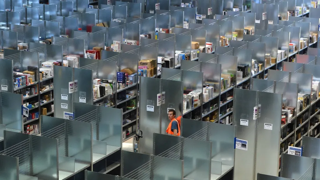 Nekonečné sklady logistického centra Amazon