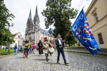Od vraždy Václava III. v Olomouci uběhlo 715 let. Jeho památku uctili pietním průvodem