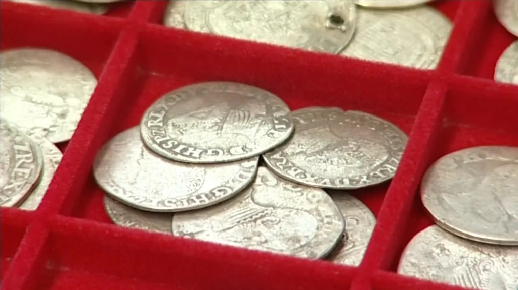 Zabavené mince ze zakopaného pokladu