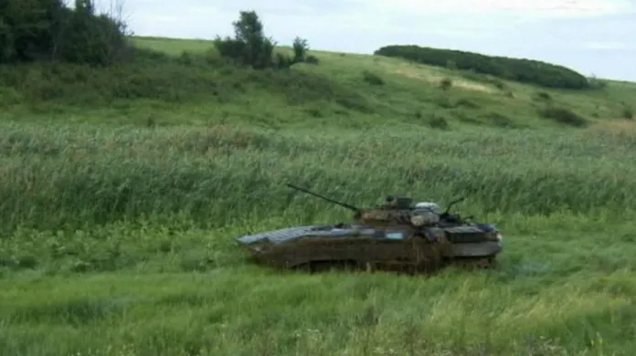 Opuštěné ukrajinské obrněné vozidlo na ruském území
