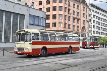 Veteráni, staré autobusy nebo četníci. Centrem Brna kroužily historické vozy z muzea