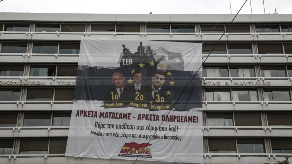 Transparent levicových demonstrantů proti úsporným opatřením
