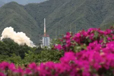 Trosky čínské rakety dopadly do obydlené oblasti, provázel je toxický dým