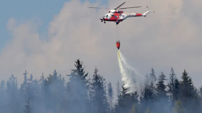 Vrtulník hasí lesní požár