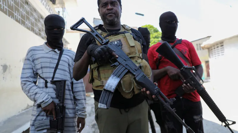 Lídr skupiny gangů G9 Jimmy Chérizier (na snímku uprostřed)