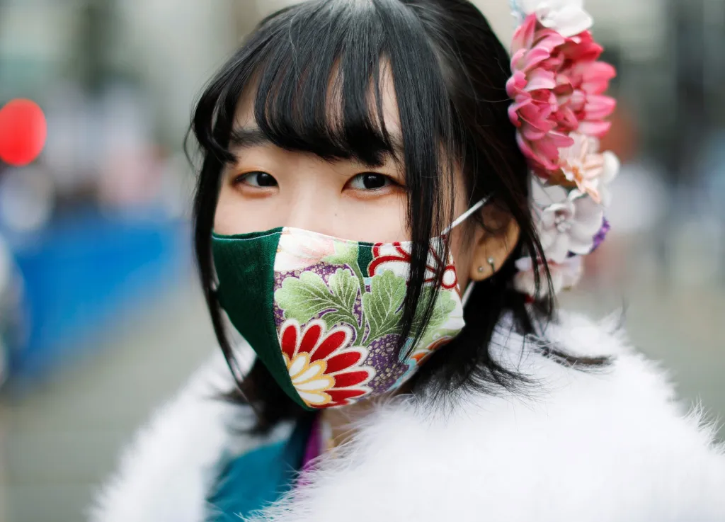 Mladí Japonci během státního svátku Dne dospělosti oslavují v ulicích města Jokohama