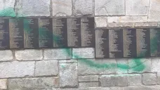 Poničený památník šoa v Paříži