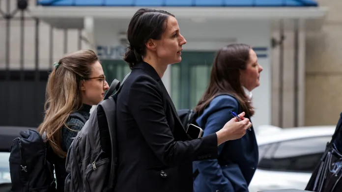 Žalobkyně v případu Seana Combse Christy Slaviková přichází k soudu