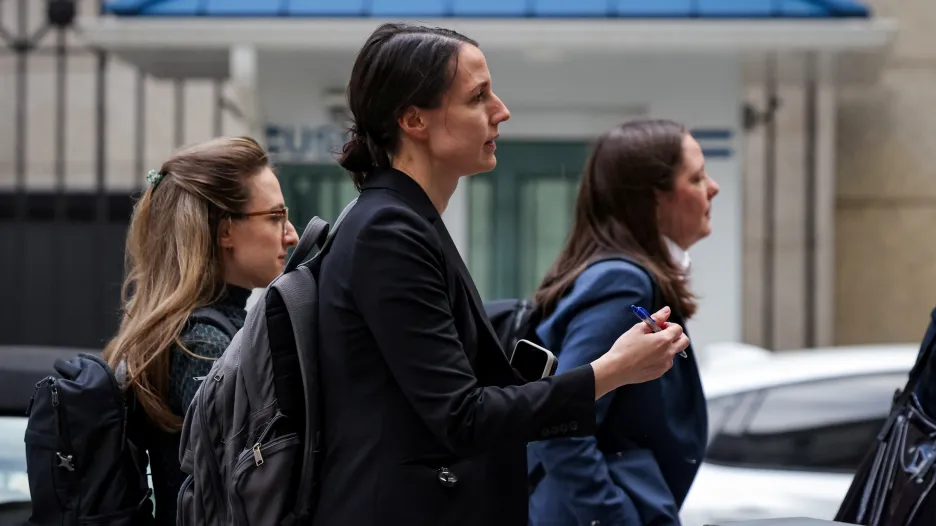 Žalobkyně v případu Seana Combse Christy Slaviková přichází k soudu