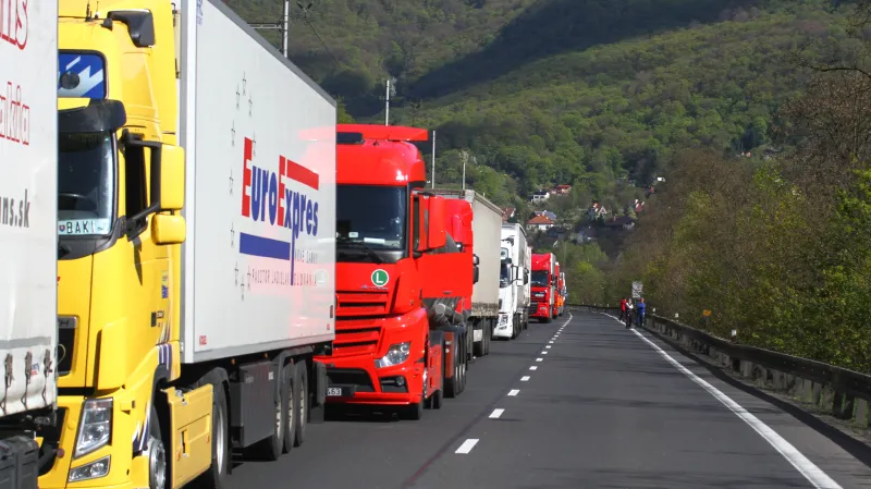 Kolona kamionů