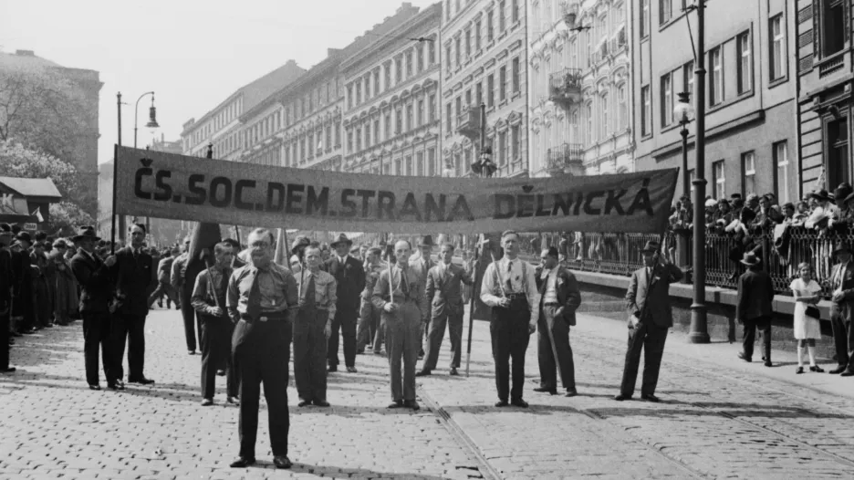 Obratiště na Karlově bylo na konci trati, která vedla Mezibranskou a Sokolskou ulicí. Dobře patrný je úsek v Mezibranské na snímku z oslav 1. máje v roce 1934.