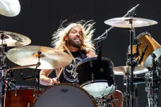 Zemřel bubeník americké rockové skupiny Foo Fighters Taylor Hawkins