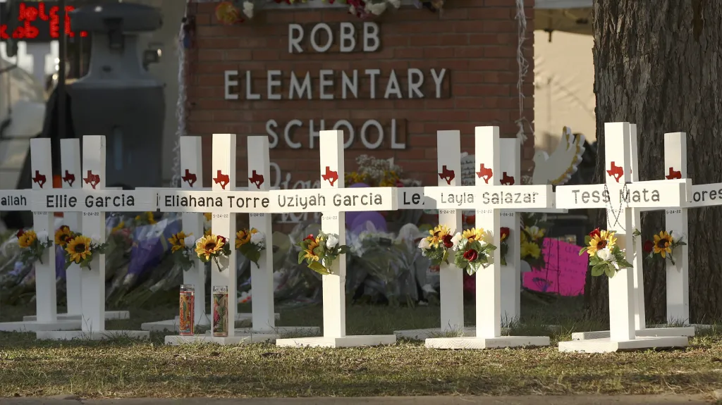 Kříže se jmény obětí před školou v texaském Uvalde