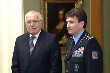 Martinů odejde ke konci roku, Klaus mu udělil plaketu