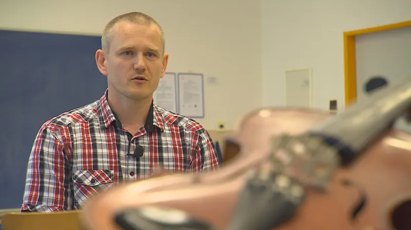 Lékař učí děti folklór