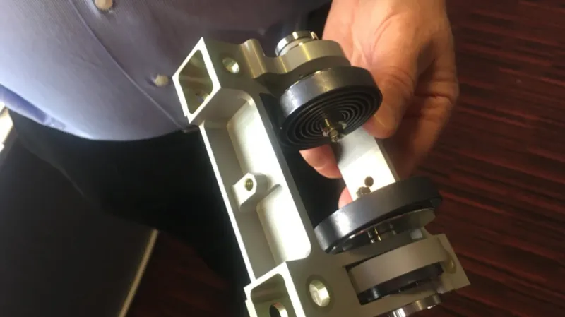 Součástka do družice Iridium vyrobená v Brně