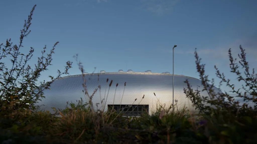 Titul Stavba roku 2018 je udělen sportovní hale v Dolních Břežanech, jež se svým vzletným architektonickým pojetím stala novým aktivním místem obce.