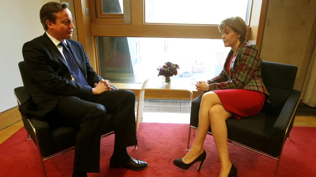 Premiér Cameron se šéfkou SNP Sturgeonovou