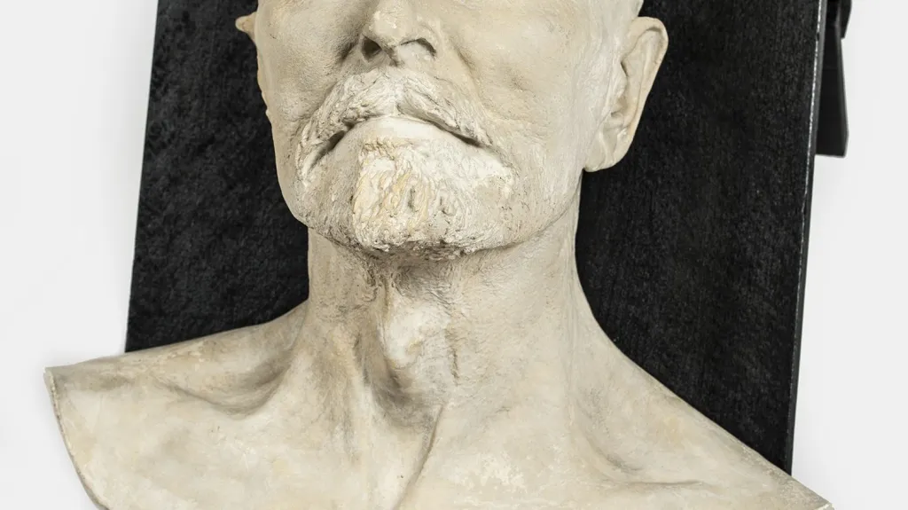 Profesor a prezident Masaryk, spojený s Karlovou univerzitou od roku 1882, zemřel 14. září 1937. Jeho pohřbu se účastnily statisíce lidí. V jedné řadě kráčeli za rakví také rektoři českých a německých vysokých škol. Na snímku Masarykova posmrtná maska.