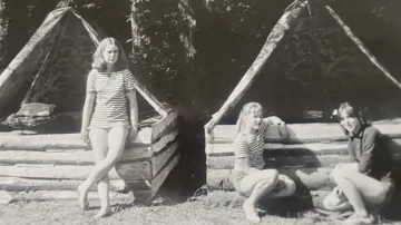 Danuše Ducháčková (Kressová) stojí u stanu (1970)