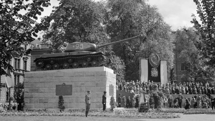 Slavnostní odhalení pomníku sovětským tankistům