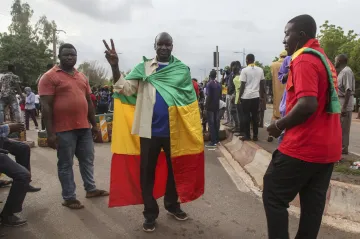 V Mali se jedná o obnovení civilní vlády. Armáda chce tříleté období pro sebe