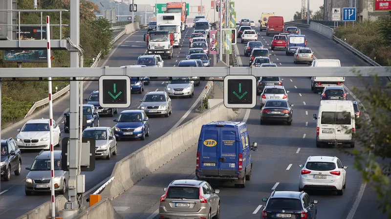 Fronta aut v obou směrech před ústím tunelu Mrázovka v Dobříšské ulici. Kolem deváté hodiny ranní se táhne až na Barrandovský most.