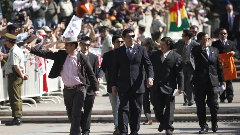 Parta zachráněných v době, kdy táhli za jeden provaz