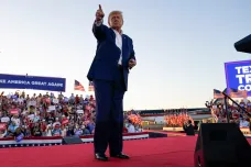Trump na volebním mítinku označil své vyšetřování za falešné