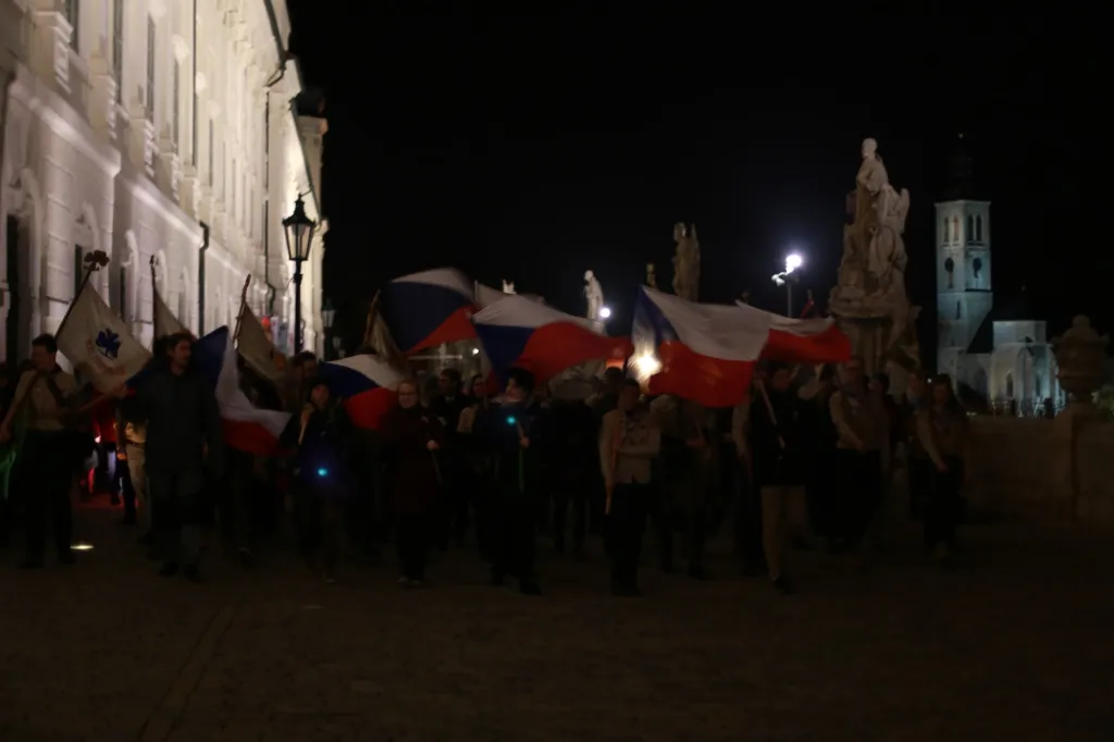 Barborská ulice a vystoupení studentů Církevního gymnázia - formou stínového divadla představili nešvary postmoderní společnosti