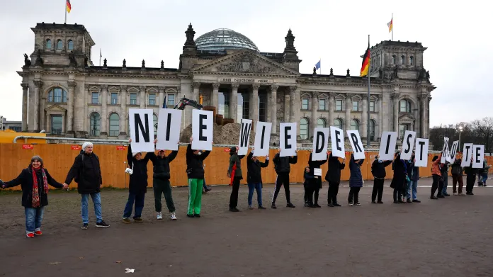 Lidé na demonstraci proti krajní pravici v Berlíně vytvořili lidský řetěz