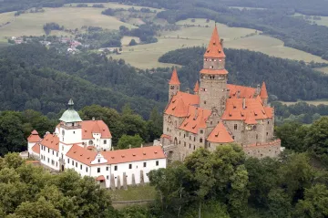 Vrátí se Bouzov německým rytířům? Jasno bude ve středu
