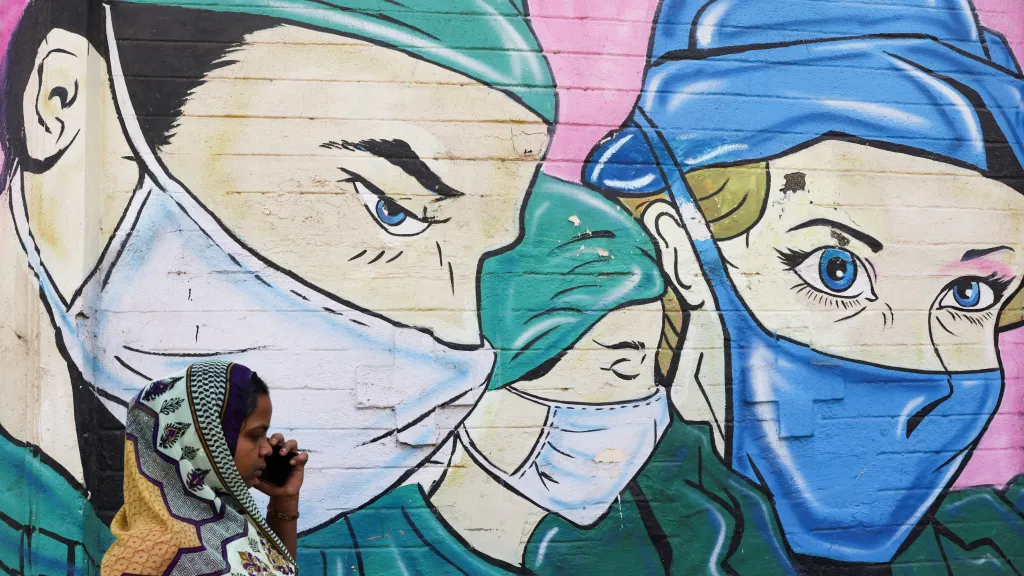 Pouliční malba na zdi v Indii připomínající pandemii