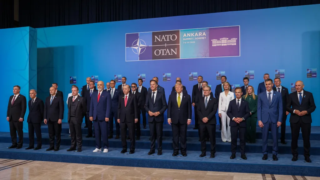 Lídři zemí NATO na summitu NATO v Ankaře