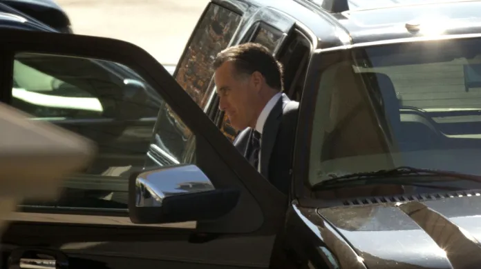 Mitt Romney přijíždí do Bílého domu