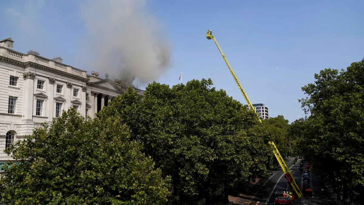 Firefighters brought the fire at London’s Somerset House under control — ČT24 — Czech Television