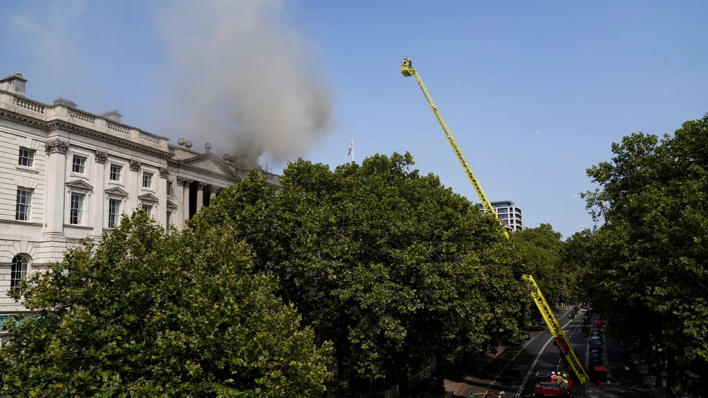 Hasiči likvidují požár paláce Somerset House