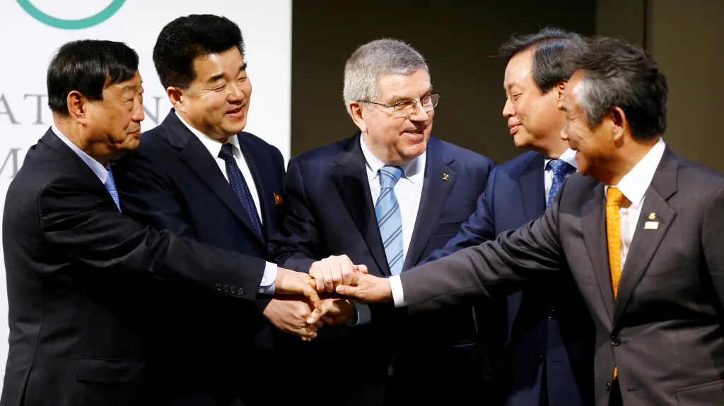 Jednání zástupců obou Korejí pod dohledem předsedy MOV Thomase Bacha