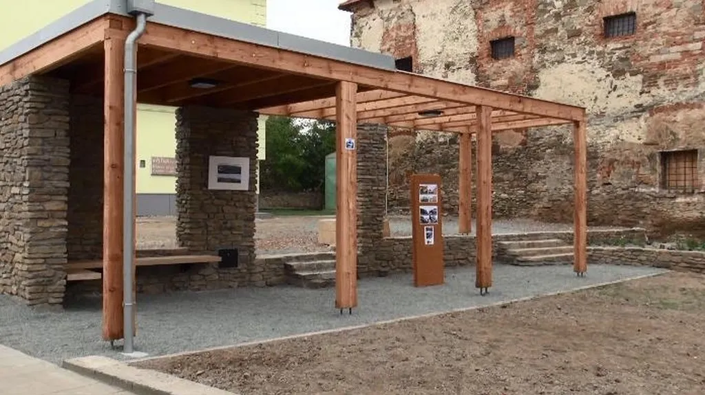Autobusová zastávka v Nebovidech