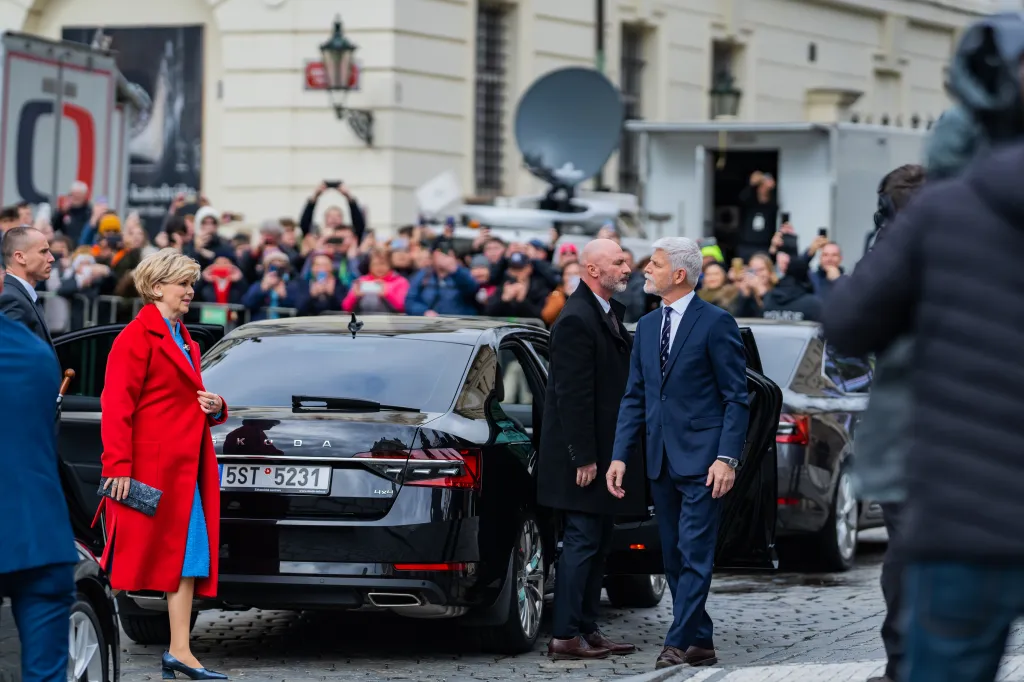 Prezident a první dáma dorazili k Pražskému hradu