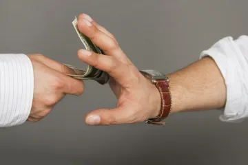 Místo pochvaly vyhazov - to čeká na oznamovatele korupce