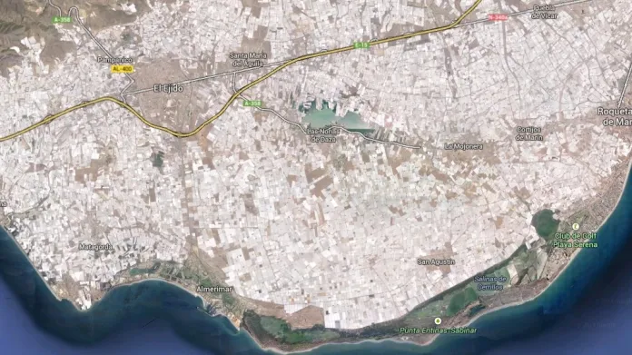 Satelitní fotografie jihošpanělského pobřeží pokrytého skleníky